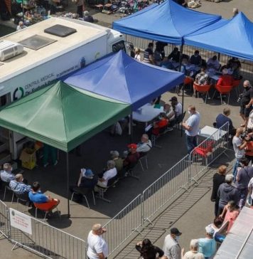 Vaccinare și o porție de mici. Se redeschide centrul de la Piața Obor