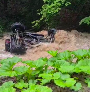 O maşină de la o competiţie off road s-a răsturnat în râul Oituz. Pilotul, care era din București, a murit