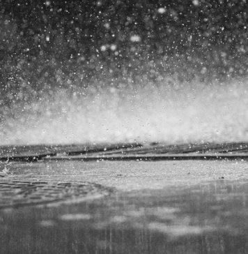 Meteo în Capitală. Averse, descărcări electrice şi intensificări ale vântului în Bucureşti