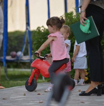 Guvernul amână creșterea alocațiilor pentru copii la 243 de lei de la 1 ianuarie 2022