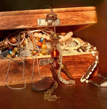 Bijuterii în valoare de 800.000 euro confiscate în București