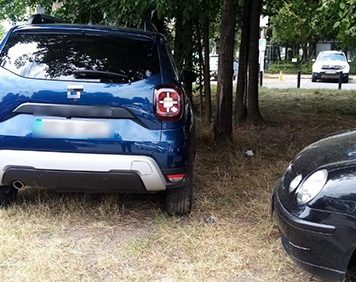 Noi șoferi amendați în Sectorul 6 pentru staţionarea vehiculelor şi remorcilor pe spaţiile verzi