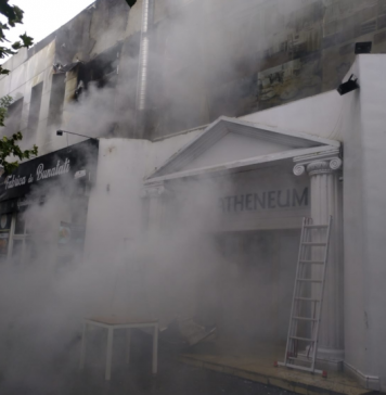 Incendiu violent în Piața Delfinului din București. Arde un complex comercial