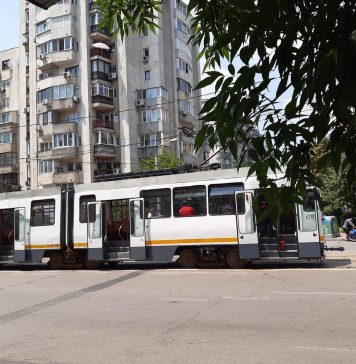 Un tramvai s-a rupt și a deraiat în Capitală. Circulația a fost blocată