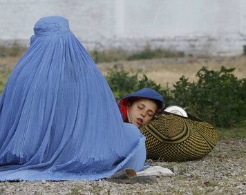 Petiție cu peste 22.000 de semnături pentru primirea afganilor care au colaborat cu România