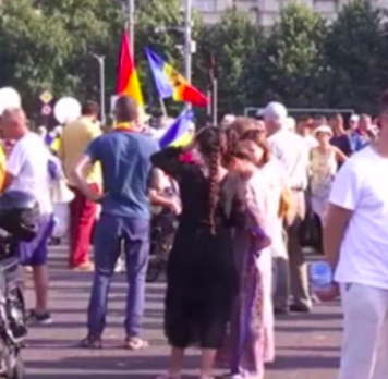 Sute de anti-vacciniști protestează în Piața Victoriei din București