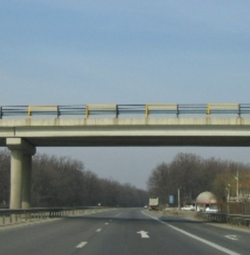 Lucrări de înlocuire a parapetului median pe Autostrada A1. Traficul este restricționat