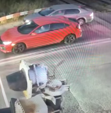 VIDEO Mașini prinse între bariere, pe calea ferată. ”Caz clasic” de încălcare a legislației rutiere, susține CFR