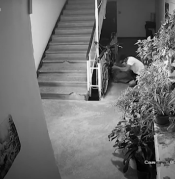 Bicicletă furată din scara unui bloc din Capitală. Hoțul „a muncit” 10 minute – VIDEO