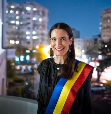 Reacția lui Clotilde Armand după difuzarea imaginilor conform cărora ea ar fi intrat în camera cu voturi: Nu am intrat niciodată; este vorba de o altă persoană