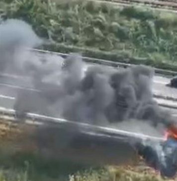 O mașină a luat foc Autostrada Soarelui. Traficul rutier, blocat pe sensul spre litoral