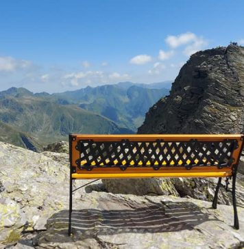 Bancă apărută din senin, la peste 2.500 metri altitudine, în Făgăraș. Salvamont Argeș a anunțat că o va demonta – FOTO