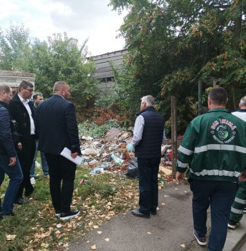 Deșeuri depozitate ilegal pe un teren din Sectorul 5. Garda de Mediu a dispus eliminarea acestora – FOTO