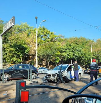 FOTO Circulația tramvaielor, blocată la Piața Sudului. O mașină a ajuns pe linia de tramvai