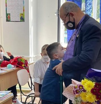 Bunicul Piedone – apariție surpriză la deschiderea școlii unde învață nepotul său; Ce mesaj a transmis deputatul Vlad Popescu Piedone, fiul edilului de la Sectorul 5 / FOTO