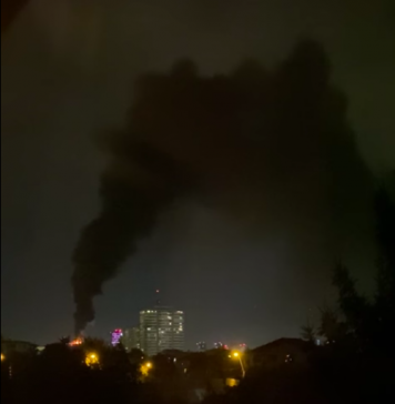 VIDEO/ Incendiu la un bloc în construcţie din nordul Bucureştiului. Primarul Sectorului 1 a dispus verificarea clădirii