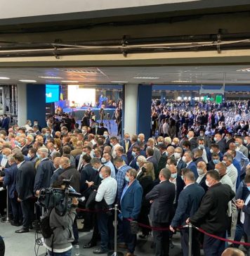 FOTO Mii se liberali se înghesuie să voteze noul președinte PNL. Sunt cozi imense în fața cabinelor, în plină pandemie