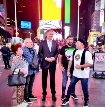 Manelistul Sorinel Puștiu, poze cu președintele Iohannis în Time Square, New York – FOTO