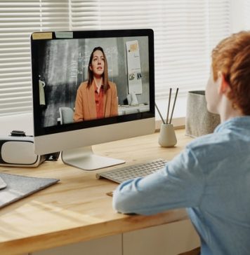 Elevii din București ar putea trece la școala online de la jumătatea lunii octombrie, spune Cîmpeanu