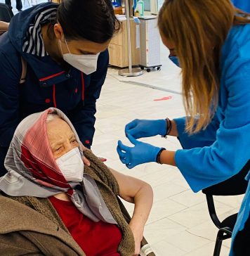 O femeie de 105 ani din Bucureşti s-a vaccinat cu a treia doză de vaccin