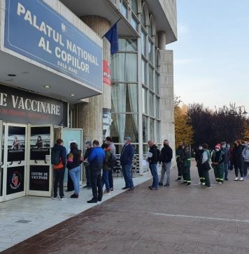A început maratonul vaccinării în București. Oamenii stau la coadă ca să se imunizeze