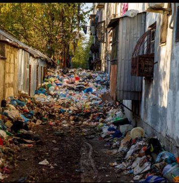 FOTO Salubrizare SA a intervenit pe strada Intrarea Livezilor. A urmat o adevărată ”desfășurare de forțe”