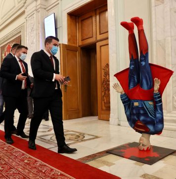 Machetă cu Superman căzut în cap, adusă de PSD la intrarea în sala de plen a Parlamentului – FOTO/VIDEO