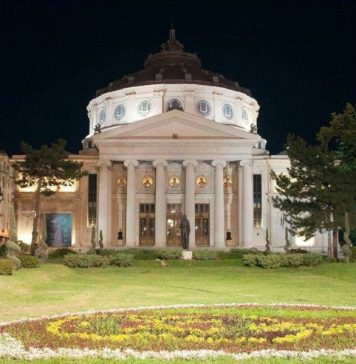 Dirijorul Jonathan Berman şi pianistul Daniel Ciobanu, într-un concert cu public pe scena Ateneului Român