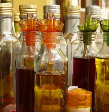 Oţet falsificat descoperit de ANPC în magazine ale marilor lanţuri de retaileri din Bucureşti şi Ilfov