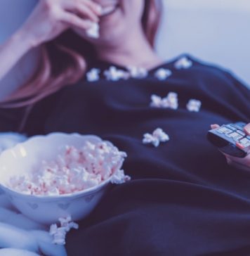 Ce se întâmplă în corpul nostru atunci când mâncăm în faţa unui ecran