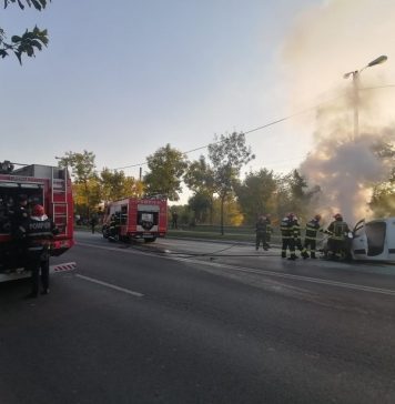 O mașină a luat foc, pe o șosea aglomerată din Pipera. Traficul este blocat