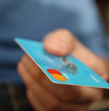 Doi bărbați au scos 10.000 de lei de pe un card furat dintr-o mașină din Sectorul 4