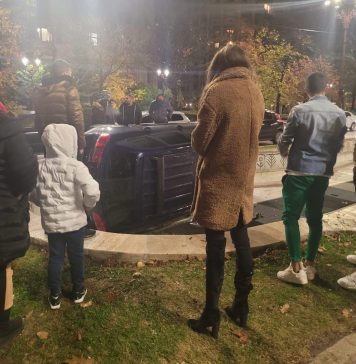 Un şofer a plonjat cu maşina într-o fântână arteziană din Piaţa Constituţiei – FOTO/VIDEO
