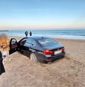 FOTO/ O femeie care a intrat cu BMW-ul pe plajă, amendată cu peste 10.000 de lei