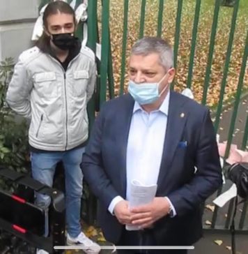 Deputat PSD – discuții cu protestatarii anti-vaccinare la sediul central al PSD din Capitală (FOTO VIDEO)