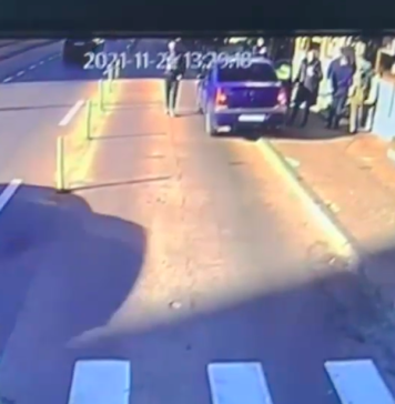 VIDEO/ Doi bărbați au blocat un autobuz STB pentru a-și cumpăra shaorma