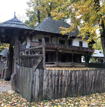Mai multe case din incinta Muzeului Satului „Dimitrie Gusti” se află în proces de restaurare