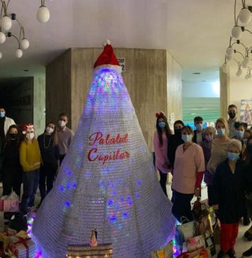 Primul brad anti-COVID a fost împodobit, la Palatul Copiilor, cu 19.000 de doze de vaccin – FOTO