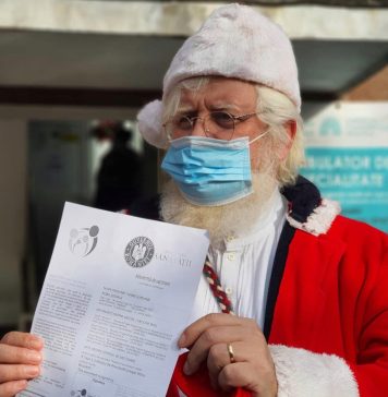 “Moș Crăciun” a făcut doza de rapel și a început să ducă daruri copiilor! – FOTO