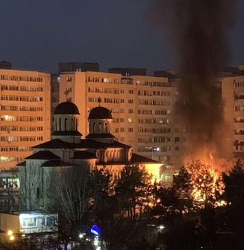 O anexă a bisericii din intersecția Doamna Ghica, în flăcări – FOTO/VIDEO
