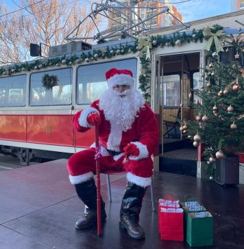 Moș Crăciun a sosit cu Tramvaiul Colindelor la STB. Linia specială de sărbători va circula până pe 3 ianuarie