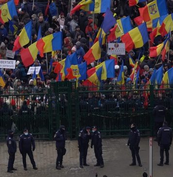 Doi bărbați care au participat la protestul de la Parlament au fost reținuți. 60 de protestatari au fost amendați pentru participare ilegală