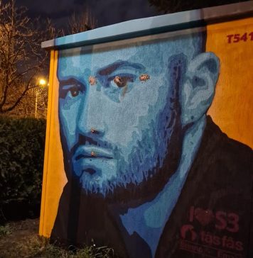 Poliția Locală Sector 3, în curs de a-i identifica pe cei care au aruncat cu pate în portretul lui Mihai Bendeac din Parcul Titan