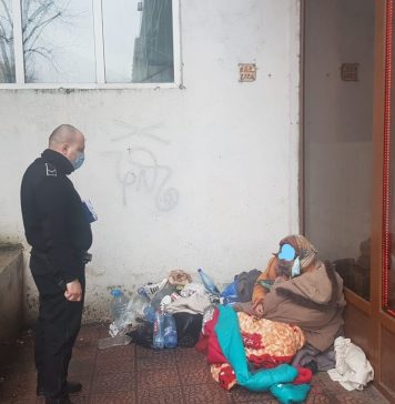 Un om al străzii a fost salvat de polițiștii locali ai Sectorului 2