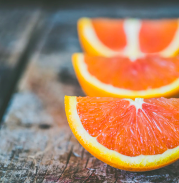 Zeci de tone de fructe cu pesticide, în magazinele din România. Strategia prin care unii comercianți vând marfa