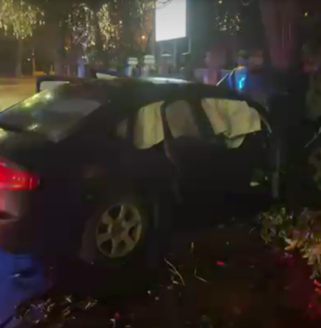 Un șofer de 19 ani a intrat cu mașina în sediul ALDE din Capitală