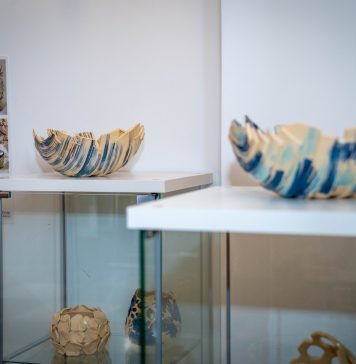 Expoziție de ceramică la Primăria Sectorului 1: persoanele cu dizabilități dau suflet lutului