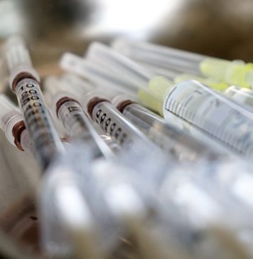 România, pe locul 1 în Europa la „vaccinare la chiuvetă”. Peste 1.300 de persoane, cercetate penal