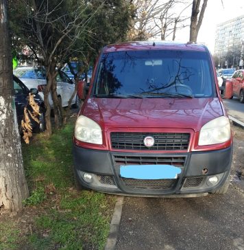 Edilii din București au făcut locuri de parcare pe trotuare. Pietonii circulă printre mașini