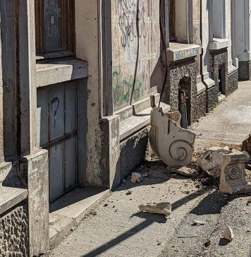 Ornament uriaș căzut pe trotuar în centrul Bucureștiului – FOTO